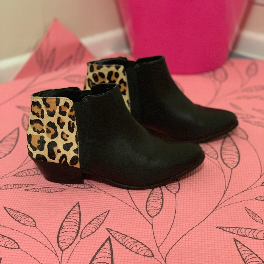 Black ankle boots w/ leopard print on back